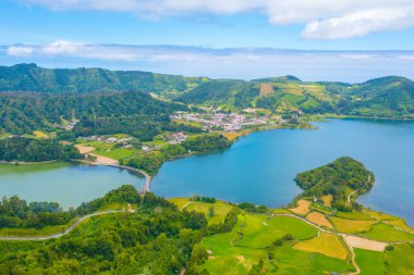 Portekiz Sao Miguel adasındaki Lagoa Verde ve Lagoa Azul 'un hava manzarası.