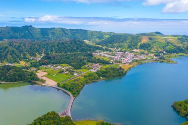 Portekiz Sao Miguel adasındaki Lagoa Verde ve Lagoa Azul 'un hava manzarası.