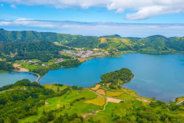 Portekiz Sao Miguel adasındaki Lagoa Verde ve Lagoa Azul 'un hava manzarası.