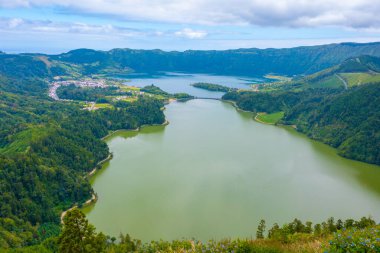 Miradouro da Vista do Rei View Lagoa Verde ve Lagoa Azul Sao Miguel Adası, Portekiz.