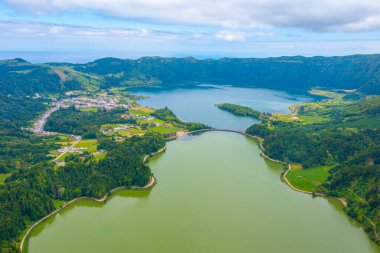 Miradouro da Vista do Rei View Lagoa Verde ve Lagoa Azul Sao Miguel Adası, Portekiz.