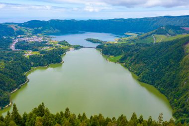 Miradouro da Vista do Rei View Lagoa Verde ve Lagoa Azul Sao Miguel Adası, Portekiz.
