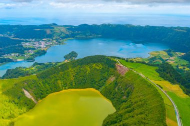 Portekiz Sao Miguel adasındaki Lagoa Verde ve Lagoa Azul 'un hava manzarası.