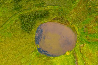 Portekiz 'deki Sao Miguel adasında küçük bir kaldera gölü..