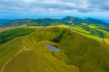 Portekiz 'deki Sao Miguel adasında küçük bir kaldera gölü..