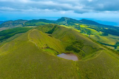 Portekiz 'deki Sao Miguel adasında küçük bir kaldera gölü..