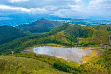 Portekiz 'deki Sao Miguel adasında küçük bir kaldera gölü..