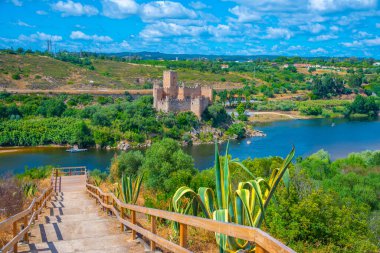 Portekiz 'de Tajo nehri üzerinde Castelo de Almourol.