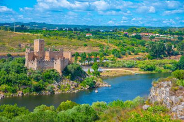 Portekiz 'de Tajo nehri üzerinde Castelo de Almourol.