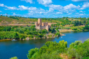 Portekiz 'de Tajo nehri üzerinde Castelo de Almourol.