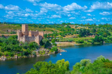 Portekiz 'de Tajo nehri üzerinde Castelo de Almourol.