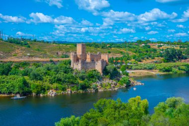 Portekiz 'de Tajo nehri üzerinde Castelo de Almourol.