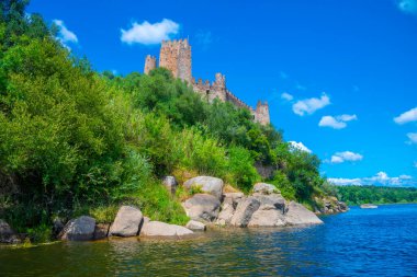 Portekiz 'de Tajo nehri üzerinde Castelo de Almourol.