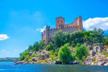Portekiz 'de Tajo nehri üzerinde Castelo de Almourol.