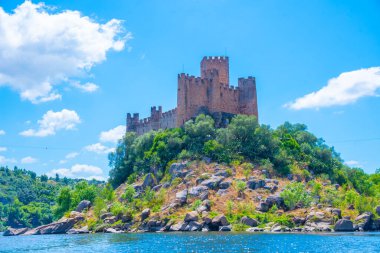 Portekiz 'de Tajo nehri üzerinde Castelo de Almourol.