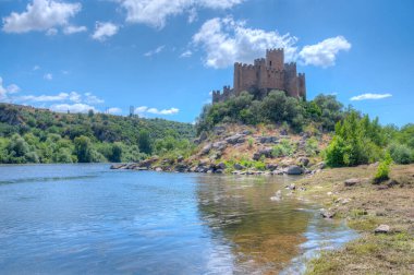 Portekiz 'de Tajo nehri üzerinde Castelo de Almourol.