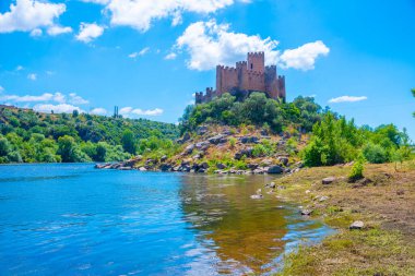 Portekiz 'de Tajo nehri üzerinde Castelo de Almourol.