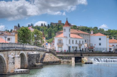 Portekiz 'deki eski Tomar kasabasına giden köprü..