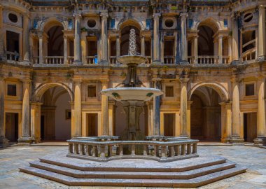 Portekiz Tomar 'daki İsa Manastırı' nın içindeki manastır..