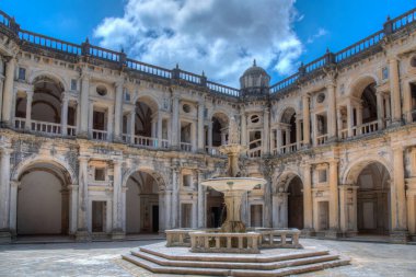 Portekiz Tomar 'daki İsa Manastırı' nın içindeki manastır..