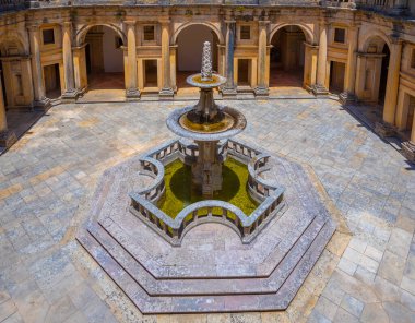 Portekiz Tomar 'daki İsa Manastırı' nın içindeki manastır..