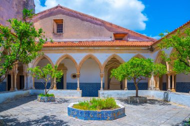 Portekiz Tomar 'daki İsa Manastırı' nın içindeki manastır..