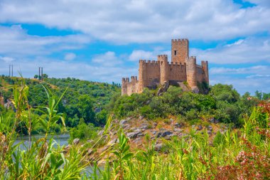Portekiz 'de Tajo nehri üzerinde Castelo de Almourol.