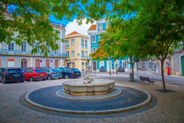 Portekiz 'in Santarem kentindeki eski şehrin dar sokakları.