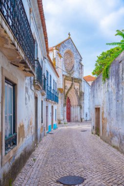 Portekiz 'in Santarem kentindeki eski şehrin dar sokakları.