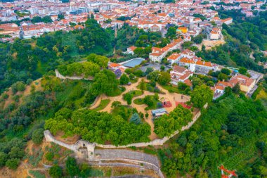Santarem Kalesi, Portekiz 'de Tajo nehrinin üzerindeki bir tepede yer almaktadır..