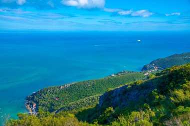 Portekiz 'de Setubal yakınlarındaki Arrabida doğal parkının yeşil kıyı şeridi.