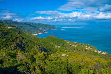 Portekiz 'de Setubal yakınlarındaki Arrabida doğal parkının yeşil kıyı şeridi.