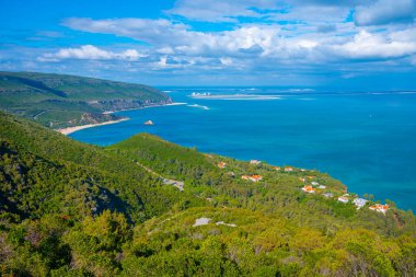 Portekiz 'de Setubal yakınlarındaki Arrabida doğal parkının yeşil kıyı şeridi.