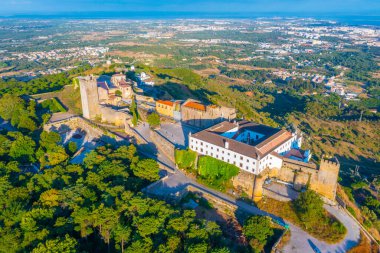 Portekiz, Setubal yakınlarındaki Palmela 'daki kalenin havadan görünüşü.