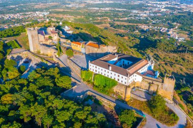 Portekiz, Setubal yakınlarındaki Palmela 'daki kalenin havadan görünüşü.