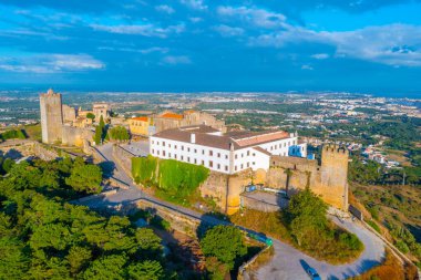 Portekiz, Setubal yakınlarındaki Palmela 'daki kalenin havadan görünüşü.