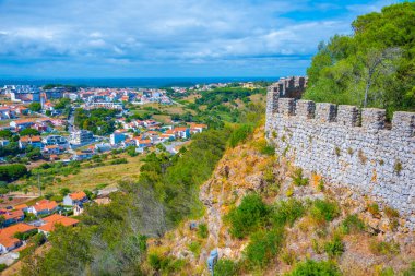 Setubal, Portekiz yakınlarındaki Susimbra şatosunun görüntüsü.