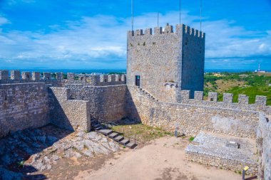 Setubal, Portekiz yakınlarındaki Susimbra şatosunun görüntüsü.