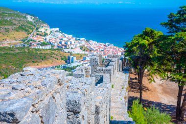 Setubal, Portekiz yakınlarındaki Susimbra şatosunun görüntüsü.