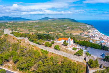 Setubal, Portekiz yakınlarındaki Susimbra şatosunun görüntüsü.