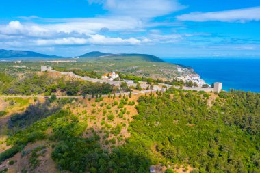 Setubal, Portekiz yakınlarındaki Susimbra şatosunun görüntüsü.