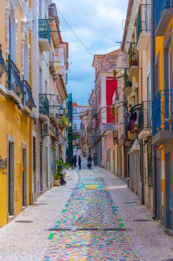 Portekiz 'in Setubal kentindeki eski kasabanın dar sokakları..