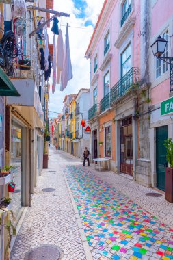 Portekiz 'in Setubal kentindeki eski kasabanın dar sokakları..