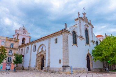 Portekiz 'in eski kasabası Setubal' deki Praca de Bocage Meydanı 'ndaki Sao Juliao Kilisesi..