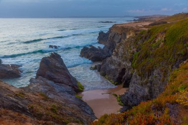 Portekiz 'deki Porto Covo' da engebeli bir sahil..