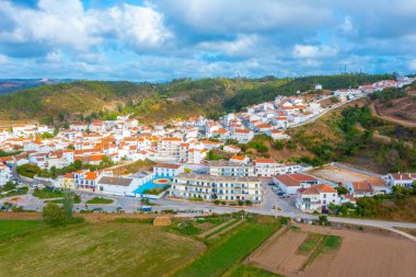 Portekiz 'in Aljezur kasabasının havadan görünüşü.