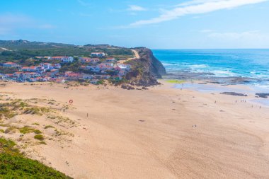 Portekiz 'deki Praia de Monte Clerigo manzarası