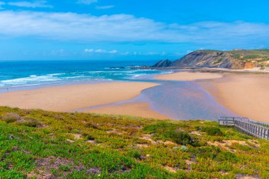 Portekiz 'deki Praia da Amoreira manzarası.