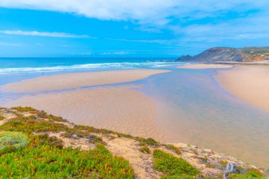 Portekiz 'deki Praia da Amoreira manzarası.
