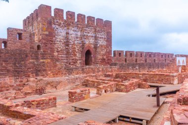 Portekiz 'in Silves kasabasında bir kale manzarası.